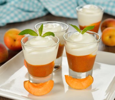 küçük bardaklarda kayısı tatlısı