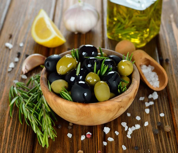 Olives with rosemary — Stock Photo, Image