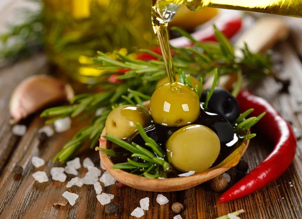 Olivy s rozmarýnem a olivový olej — Stock fotografie