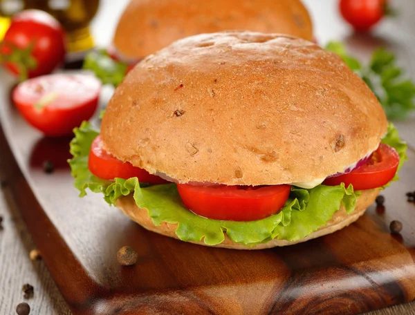 Vegetarian burger with vegetables — Stock Photo, Image