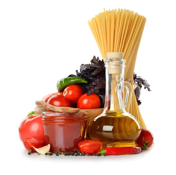 Verduras frescas, aceite de oliva y salsa de tomate — Foto de Stock
