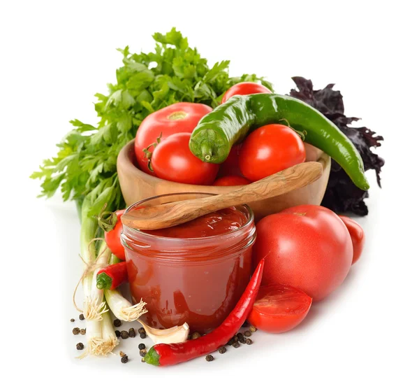Свежие овощи и томатный соус — стоковое фото