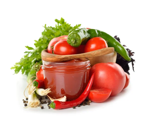 Свежие овощи и томатный соус — стоковое фото