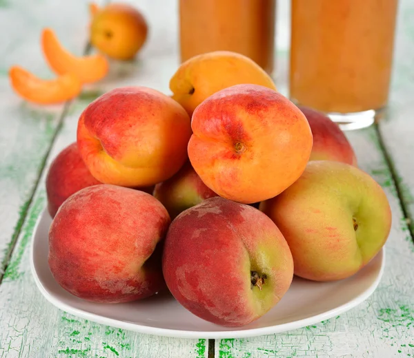 Peaches and apricots — Stock Photo, Image