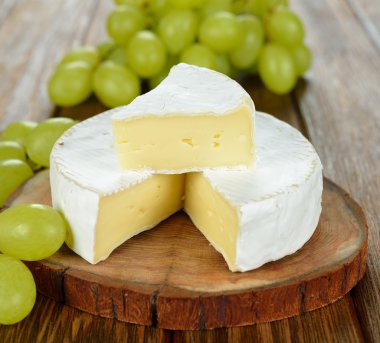 Üzümlü Camembert peyniri.