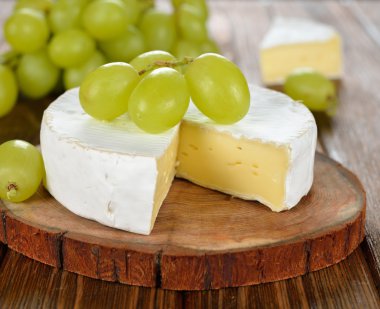 Üzümlü Camembert peyniri.