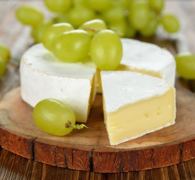 Üzümlü Camembert peyniri.