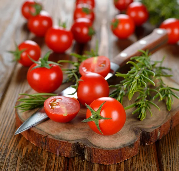 Вишневі помідори та розмарин — стокове фото