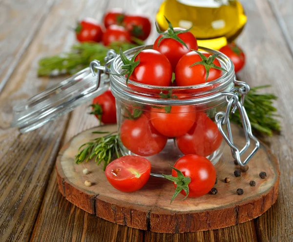 Cherry tomaten in een glazen pot — Stockfoto