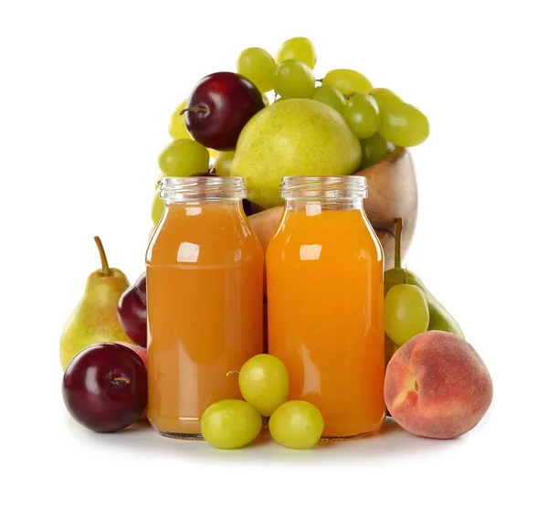 Свежий сок и фрукты — стоковое фото