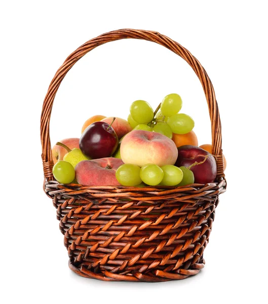 Sepet içinde çeşitli meyve — Stok fotoğraf