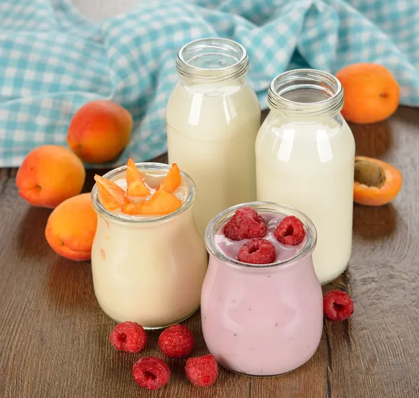 Ovoce, jogurt a mléko — Stock fotografie