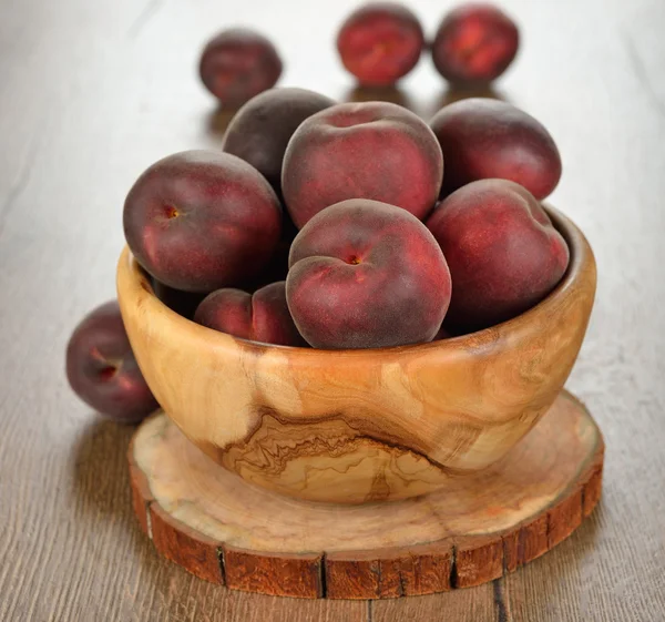 Персики в миске — стоковое фото