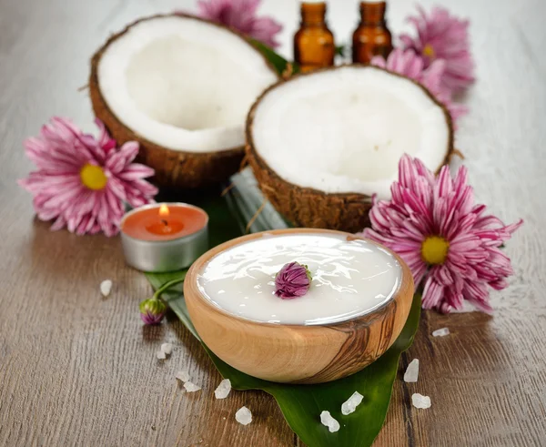 Coconut oil and coconut — Stock Photo, Image