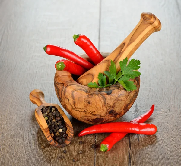 Especiarias, argamassa de madeira e produtos hortícolas — Fotografia de Stock