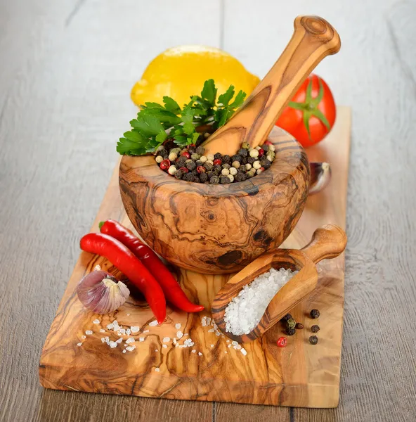 Spices, wooden mortar and vegetables — Stock Photo, Image
