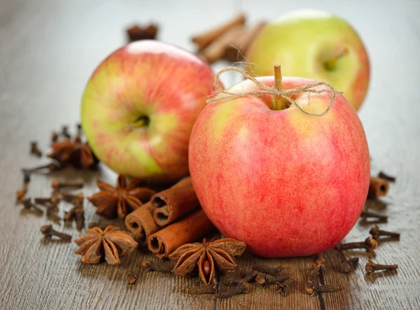 Яблоки и специи — стоковое фото