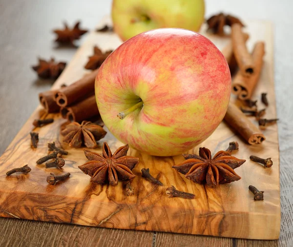 Äpfel und Gewürze — Stockfoto