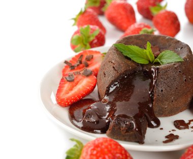 Çikolatalı ve çilekli kek.