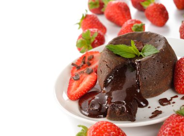 Çikolatalı ve çilekli kek.