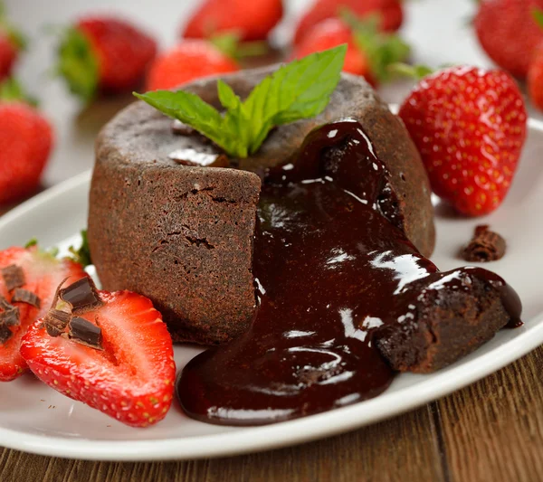 Ciasto z czekoladą i truskawkami — Zdjęcie stockowe