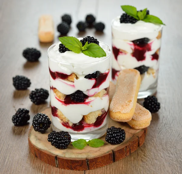 Dessert mit Brombeeren — Stockfoto