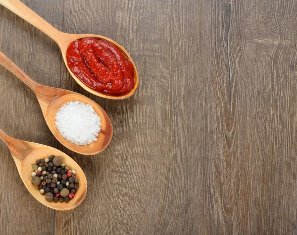 Спеції, сіль і томатний соус — стокове фото