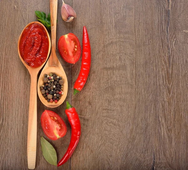 Tomatenketchup und Gemüse — Stockfoto