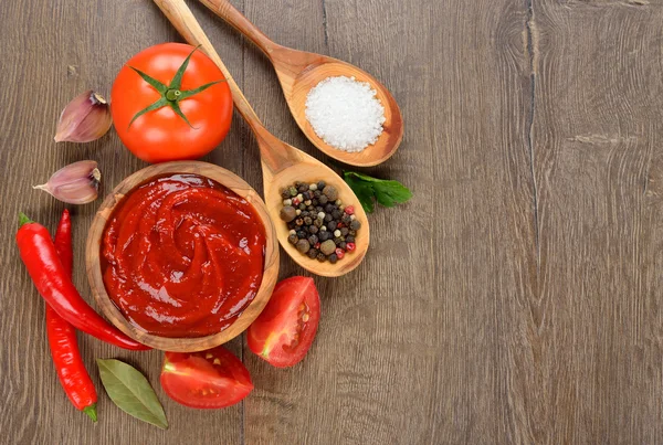 Томатный кетчуп и овощи — стоковое фото