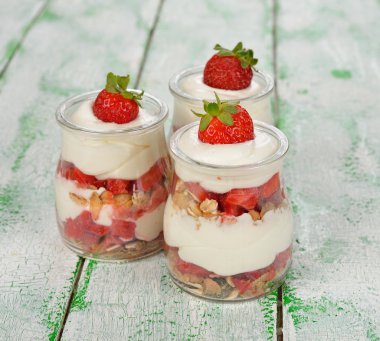 tatlı çilek ve mascarpone ile