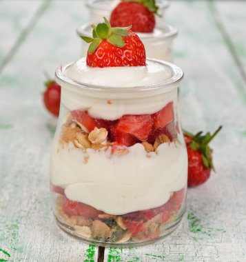 tatlı çilek ve mascarpone ile