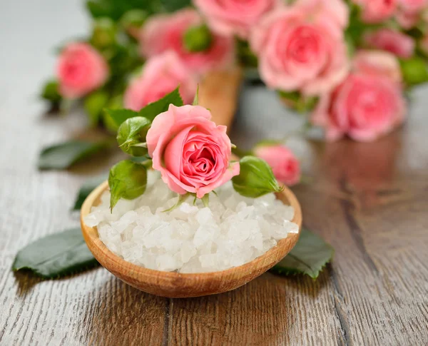 Sea salt and rose — Stock Photo, Image