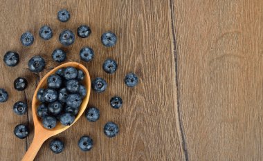 Tahta kaşıkta yaban mersini