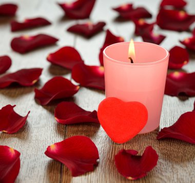 gül yaprakları ve mum