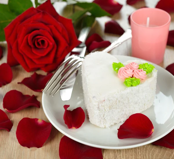 Cake and rose — Stock Photo, Image