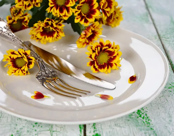 Cutlery dan bunga — Stok Foto