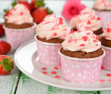 pembe krema ile çikolatalı kek