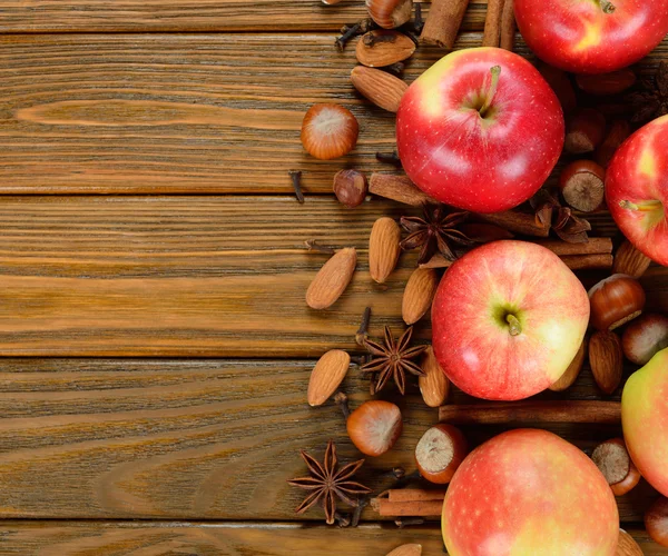 Яблоки, орехи и специи — стоковое фото