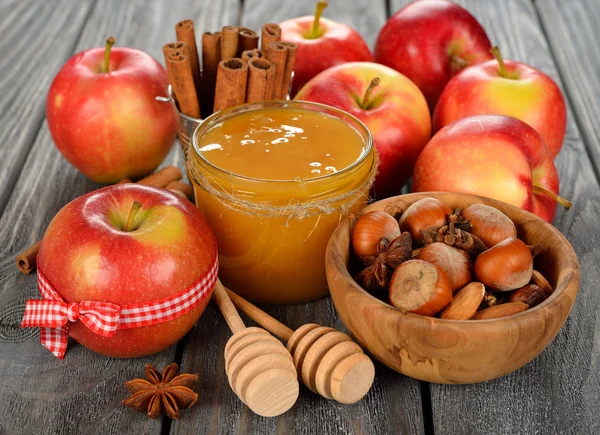 Honey, apples and nuts — Stock Photo, Image