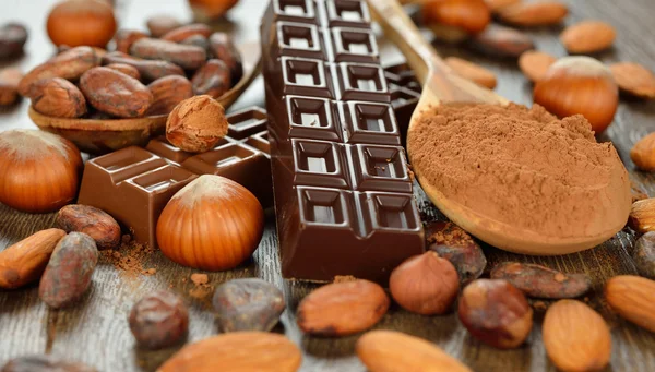 Chocolate, nozes e grãos de cacau — Fotografia de Stock