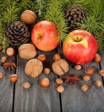 fındık, elma ve yeşil dallar