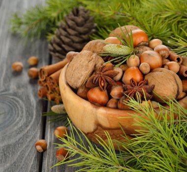 Tahta kasede fındıklar