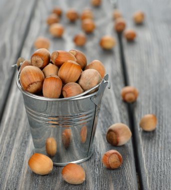 bir kova içinde fındık