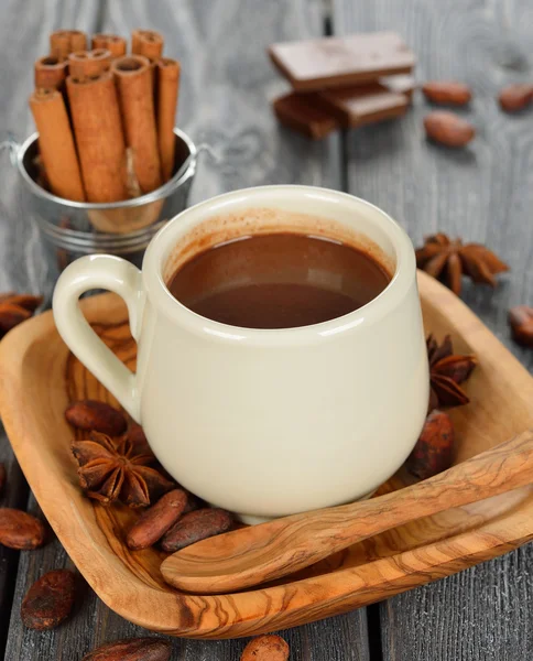 Varm choklad i en vit kopp — Stockfoto