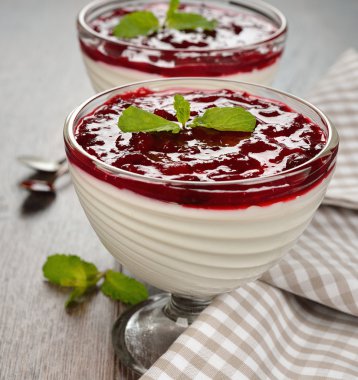 tatlı yabanmersini tepesi ile