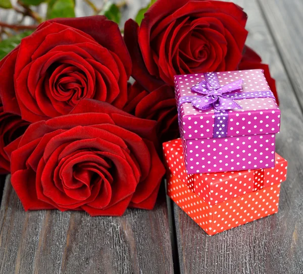 Scatola e rose rosse — Foto Stock