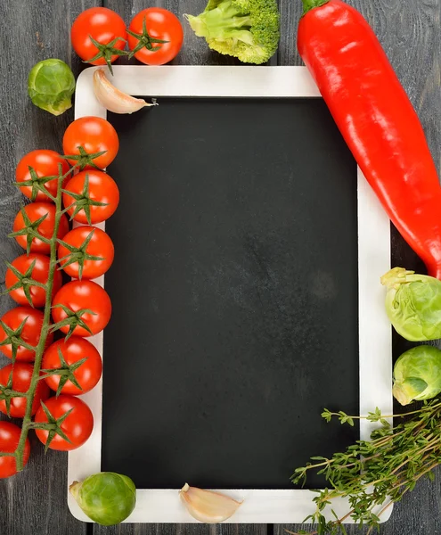 Schreibtafel und Gemüse — Stockfoto