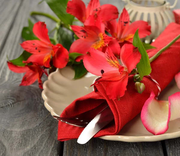 Besteck und Blumen — Stockfoto