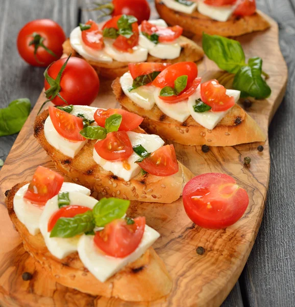 Bruschetta con mozzarella e pomodori — Foto Stock