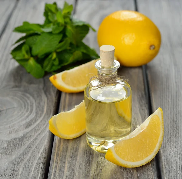 Lemon essential oil — Stock Photo, Image